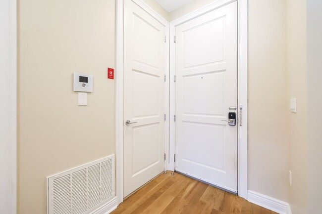 Building Photo - 1/Bedroom at Edgewater's top waterfront location.