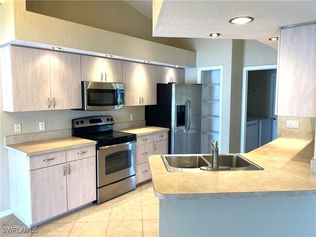 Building Photo - 1733 SW 40th Terrace