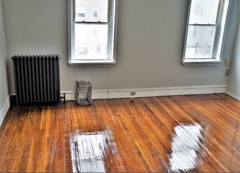 Building Photo - 618 E Girard Ave