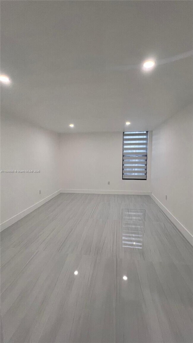 Building Photo - 9686 Fontainebleau Blvd