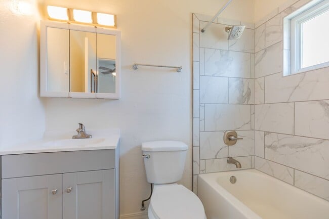 Building Photo - Wonderful 3 Bedroom 2 Bath Home!