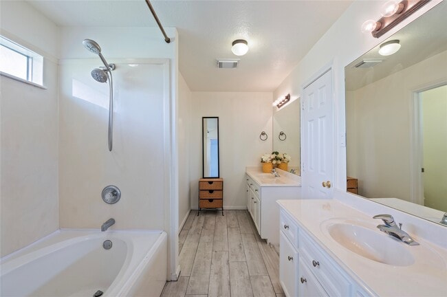 Building Photo - 2060 Glencove Dr