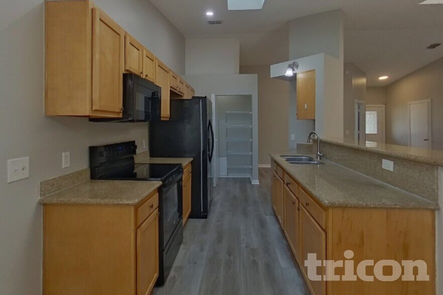 Building Photo - 12124 Roundham Ln N