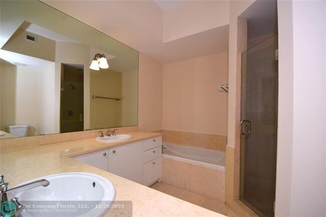 Building Photo - 20000 E Country Club Dr