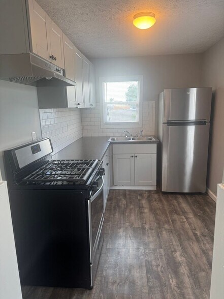 Building Photo - 1321 Lakeview Dr