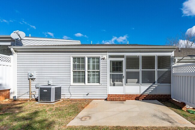 Building Photo - Main Level 2 Bedroom
