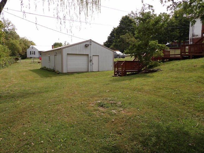 Building Photo - 102 Cedar Dr