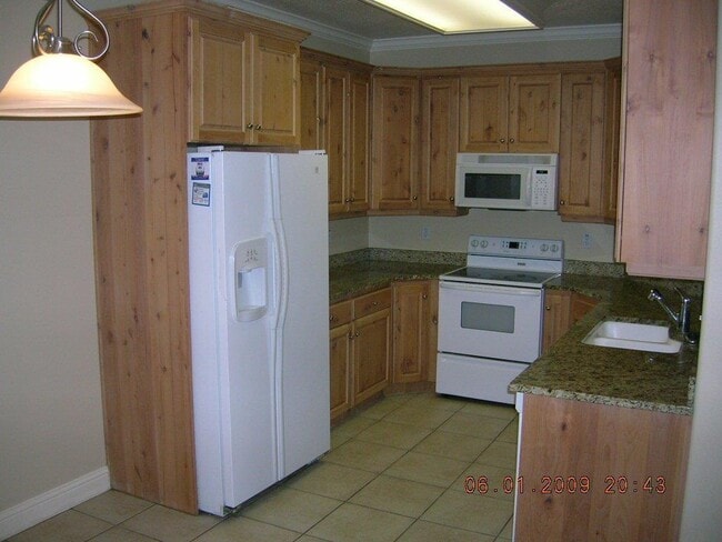 Building Photo - Great Condo with Tile & Granite