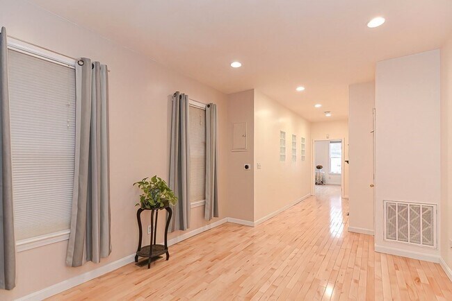 Building Photo - 10 Hancock St