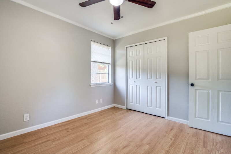 Building Photo - 404 Valentine Ln