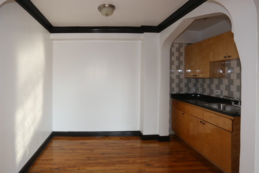 Building Photo - 846 W Montrose Ave