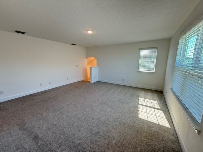 Building Photo - 5/4 Spacious Lake County Home