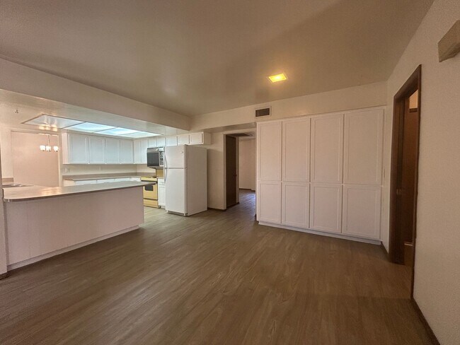 Building Photo - 2141 E Manhatton Dr