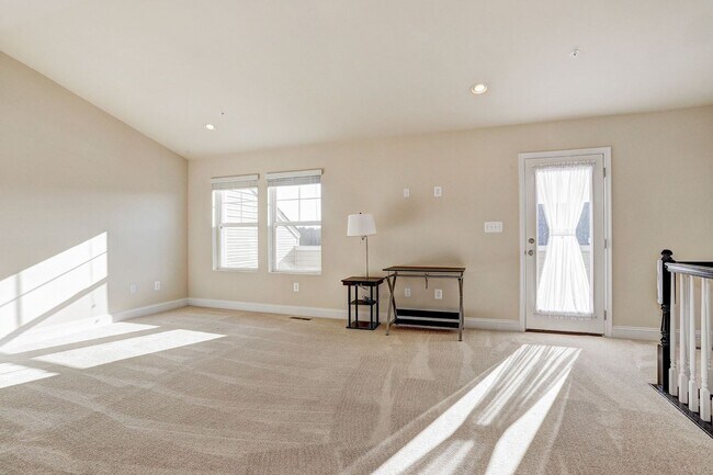 Building Photo - Massive 4 BR/2 Full BA & 2 Half BA EOG Tow...
