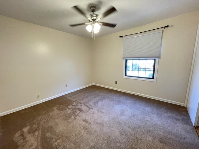 Building Photo - 648 Carriage Cir