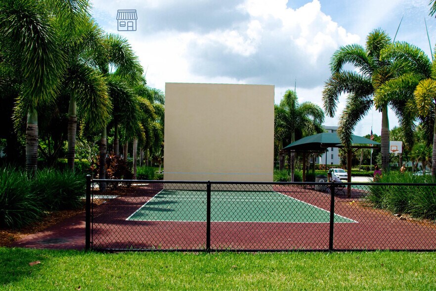 Building Photo - 3100 N Palm Aire Dr