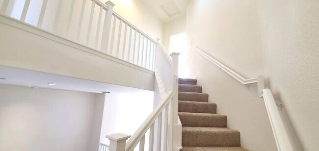 Building Photo - Modern Townhome in Prime San Mateo Location