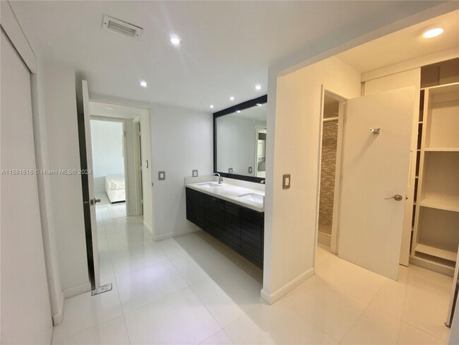 Building Photo - 3731 N Country Club Dr