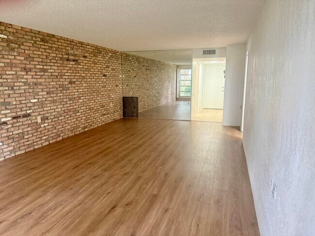 Building Photo - 4602 Martinique Way