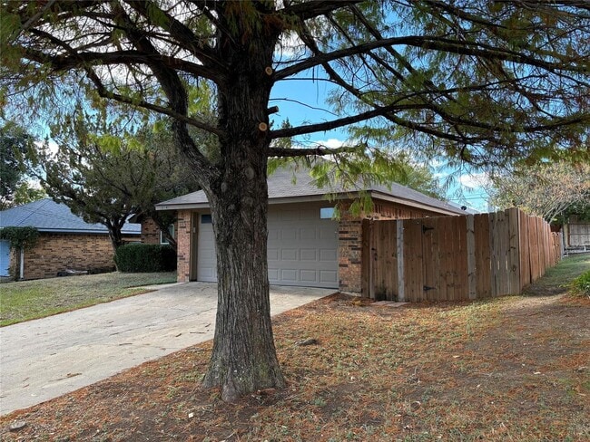 Building Photo - Beautifully updated 3-bedroom 2-bath home