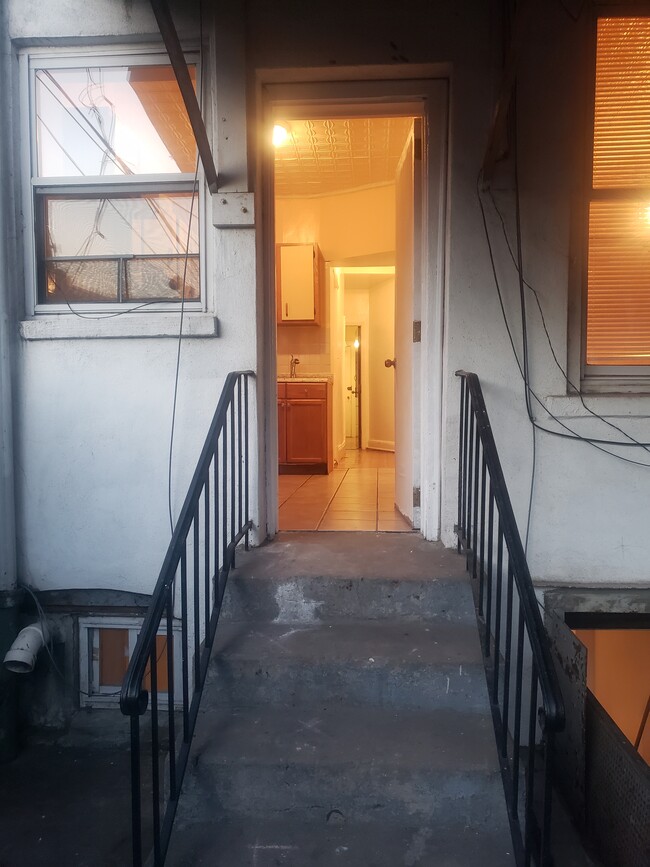 Access to the backyard - 634 44th St