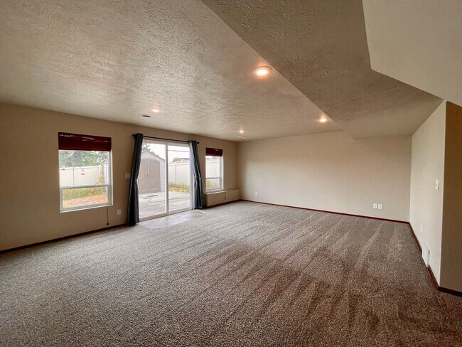 Building Photo - Carnahan Hill Daylight Rancher