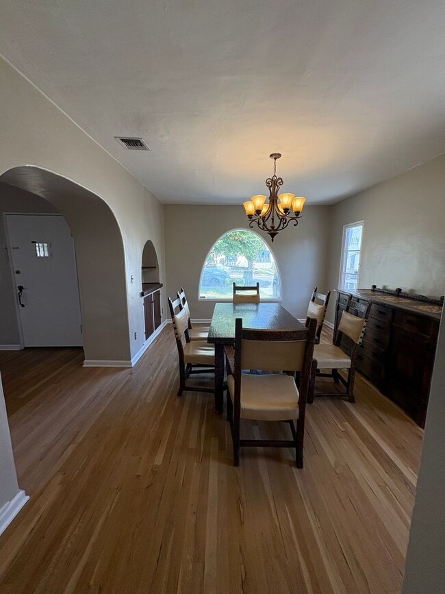Building Photo - Charming Spanish Colonial house with huge ...