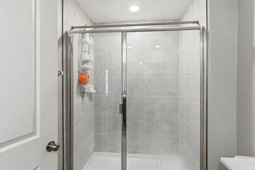 Master walk in shower - 9622 Pembrooke Pines Dr