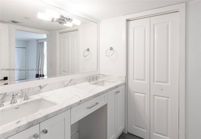 Building Photo - 6061 Collins Ave