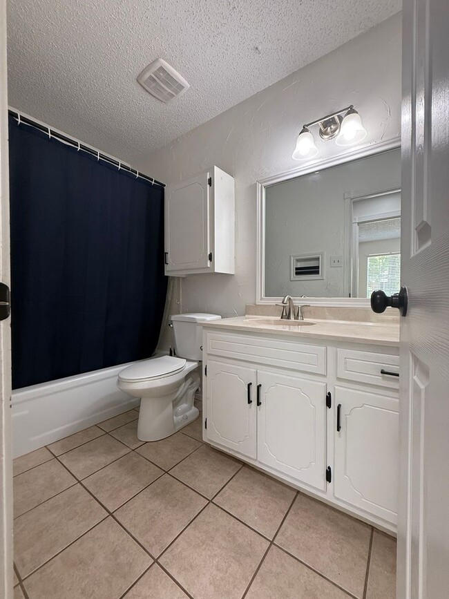Building Photo - Spacious 4 bedroom, 2 bath home AVAILABLE NOW!