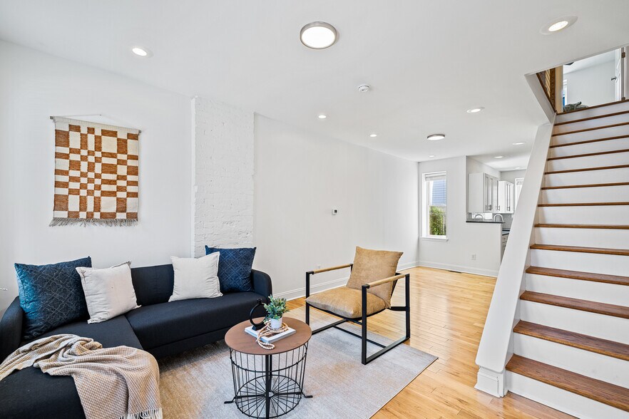 Primary Photo - 118 W Montgomery Ave