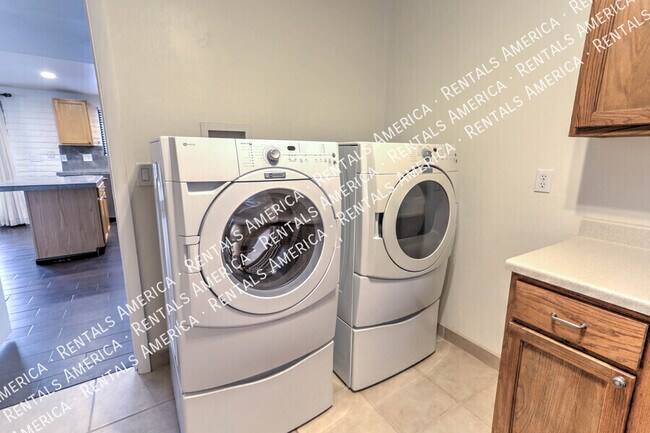 Building Photo - 7632 E Sabino Vista Dr