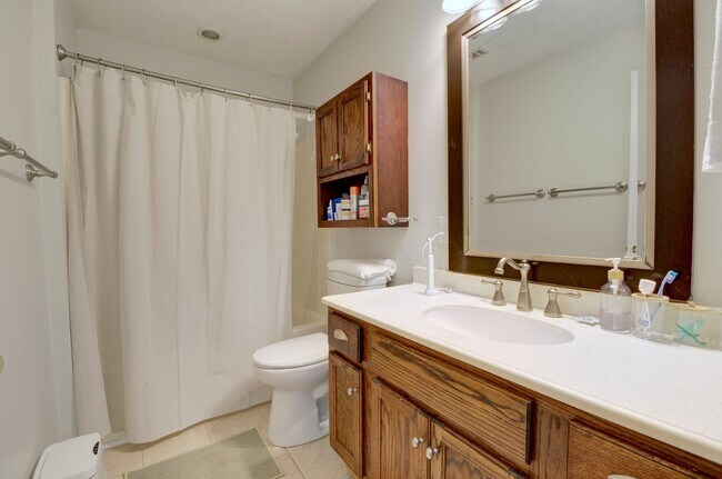 Building Photo - 251 Ivy Ln