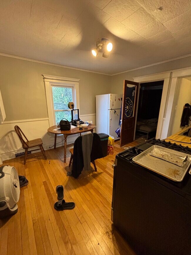 Building Photo - 411 Dodge St