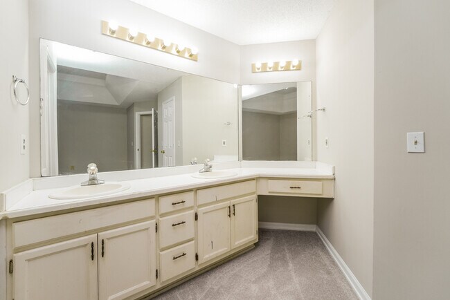 Building Photo - Fantastic 3bd/2ba home! Coming soon!