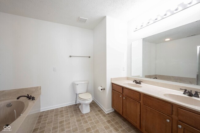 Building Photo - 9009 Mercer Dr