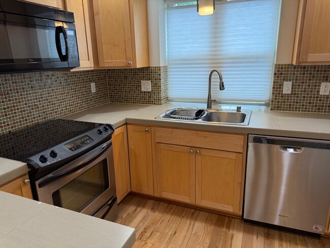 Building Photo - Highland Park Townhome w/ 3BR/2BA at over ...