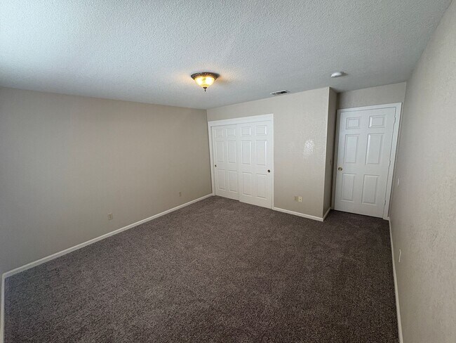 Building Photo - 3 bedroom 2 bath home available now!