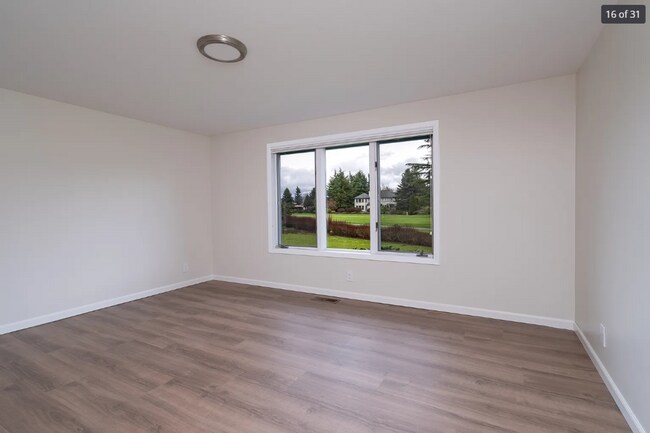 Building Photo - 3-bedroom Gem On Burlington Golf Course