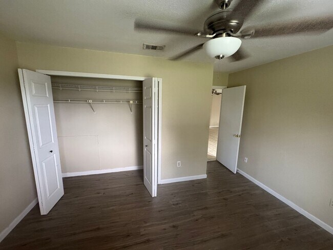 Building Photo - 3 Bedroom 1 Bath Home with Fully Fenced Backyard for Rent in SE Palm Bay