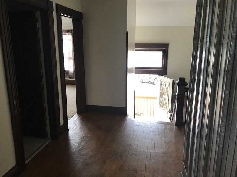 Interior Entryway/Hallway - 404 N Main St