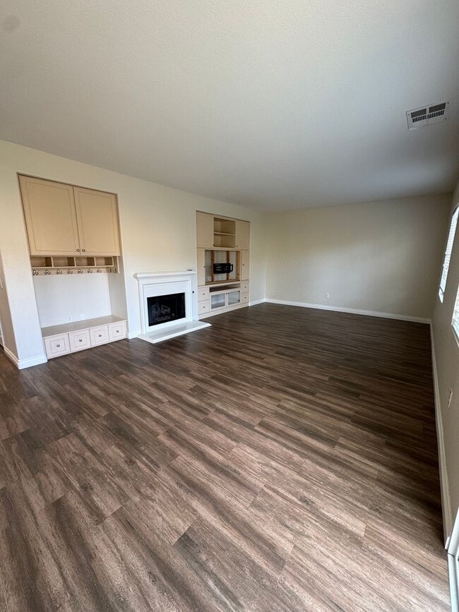 Building Photo - Stunning Home in a Desirable Gated Community