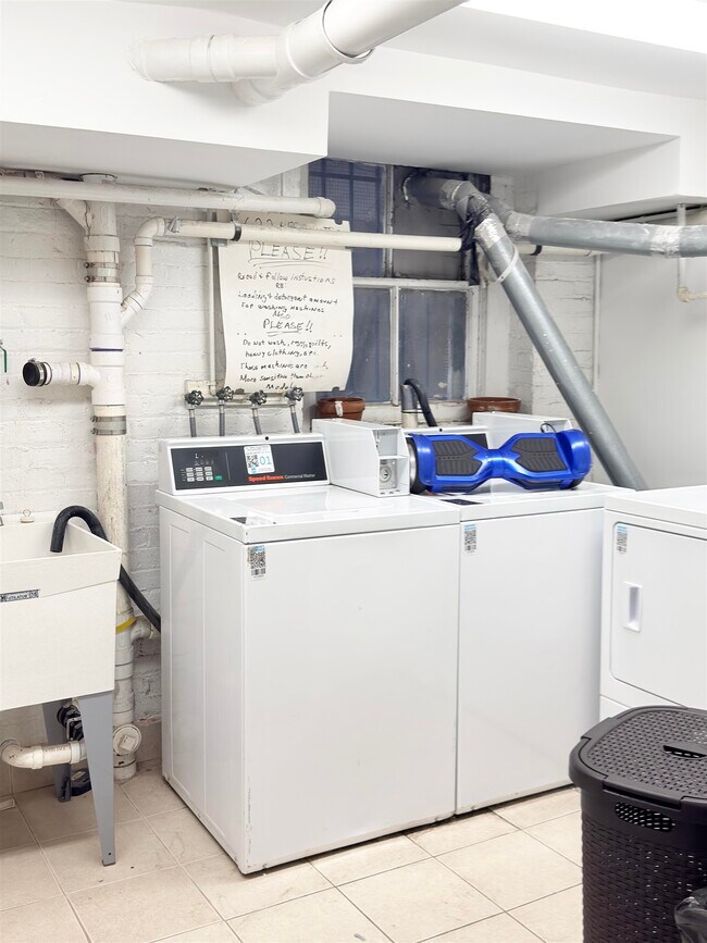 Building Photo - 622 Park Ave