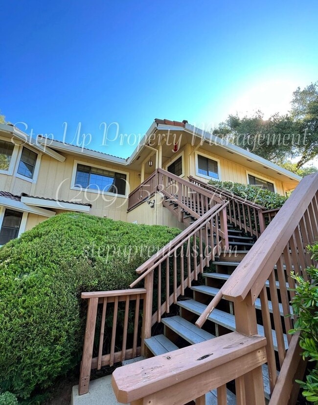 Building Photo - 2 Bedroom 2 Bath Home With Bonus Room off Racetrack!!!!