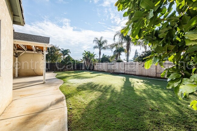 Building Photo - 4 Bedroom/3 Bath Home with Paid Solar - $3295 Per Month!