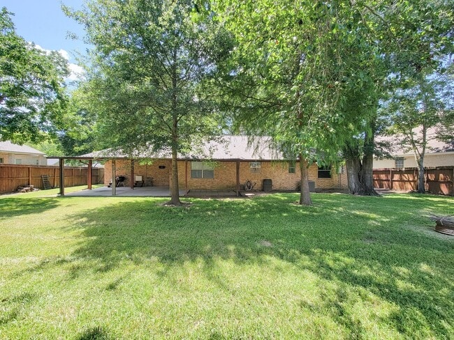Building Photo - 10282 Valley Dr S