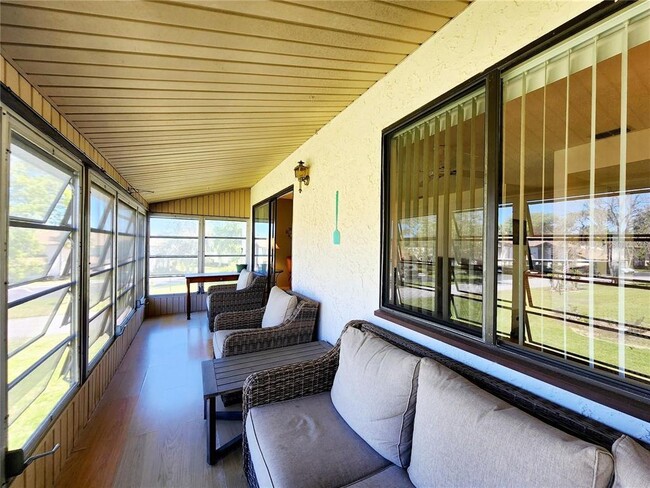 Building Photo - 552 Fairways Dr