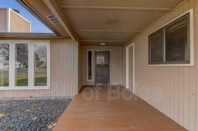 Building Photo - 810 N Horton St