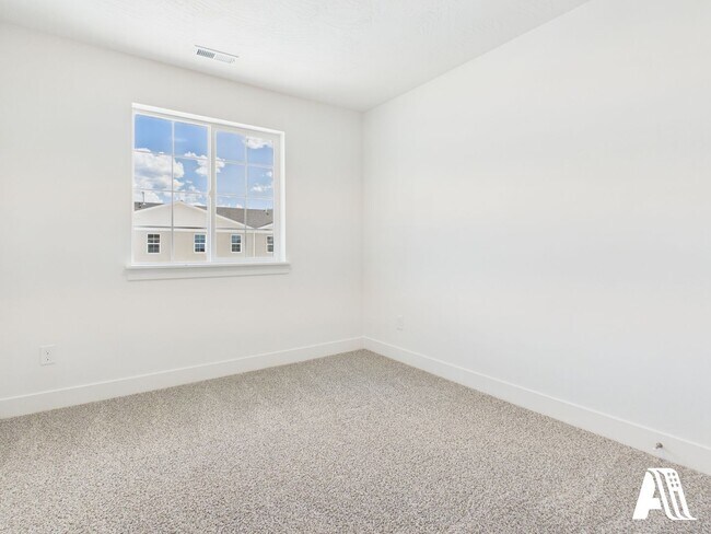 Building Photo - 443 E 650 N
