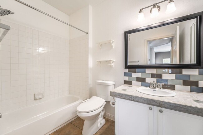 Building Photo - Stylish 3-Bedroom Condo in Silverado Ranch!